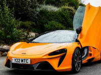 2025 款 McLaren Artura Spider 是令人心跳加速的超级跑车首次体验